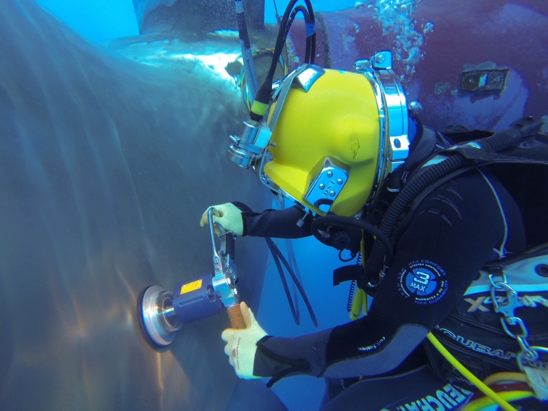 Underwater cleaning of flat
